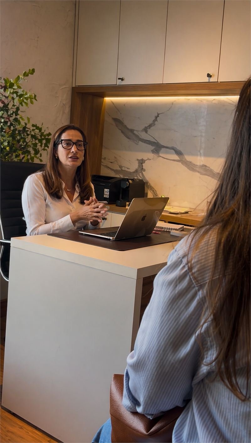 Luana conversando com uma paciente durante a consulta